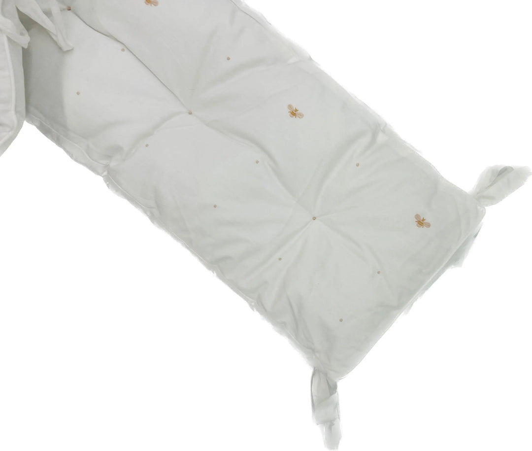 Blue Almonds Ltd Cotbed half bumper "baby bees" beige Gordonsbury
