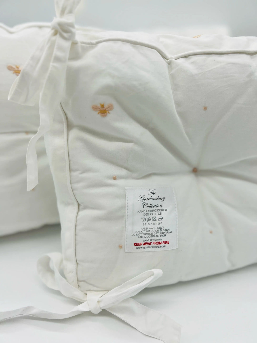 Blue Almonds Ltd Cotbed half bumper "baby bees" beige Gordonsbury