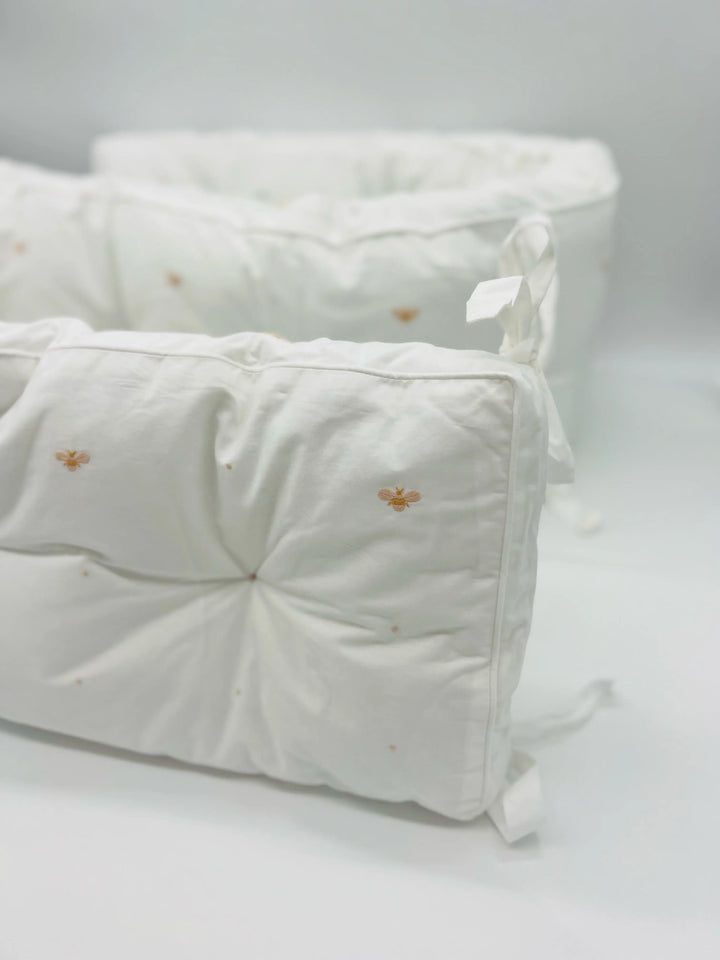 Blue Almonds Ltd Cotbed half bumper "baby bees" beige Gordonsbury