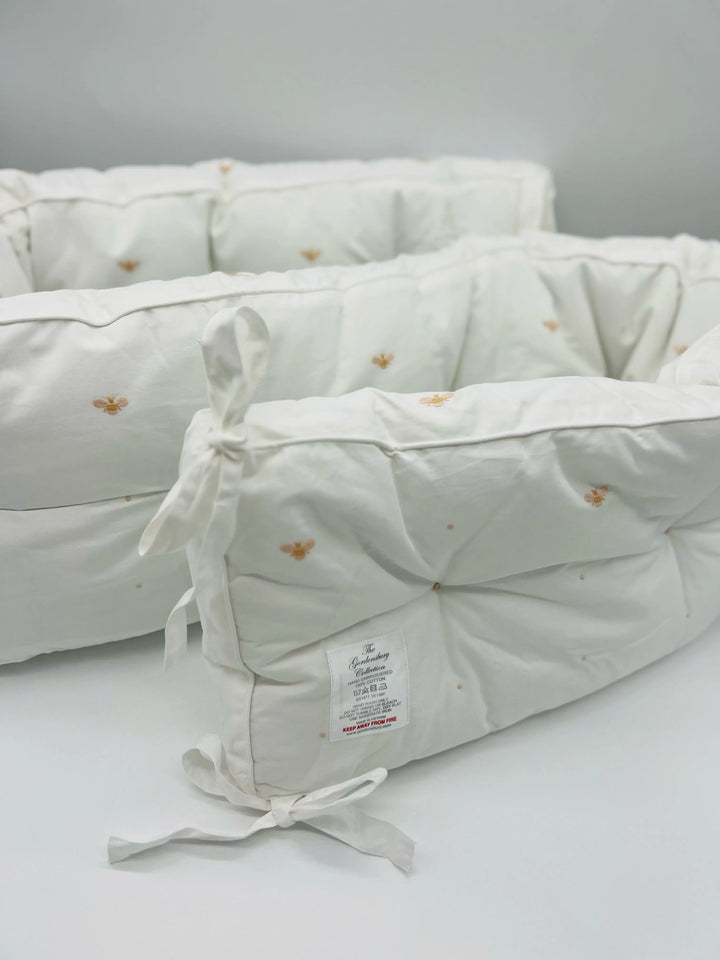 Blue Almonds Ltd Cotbed half bumper "baby bees" beige Gordonsbury