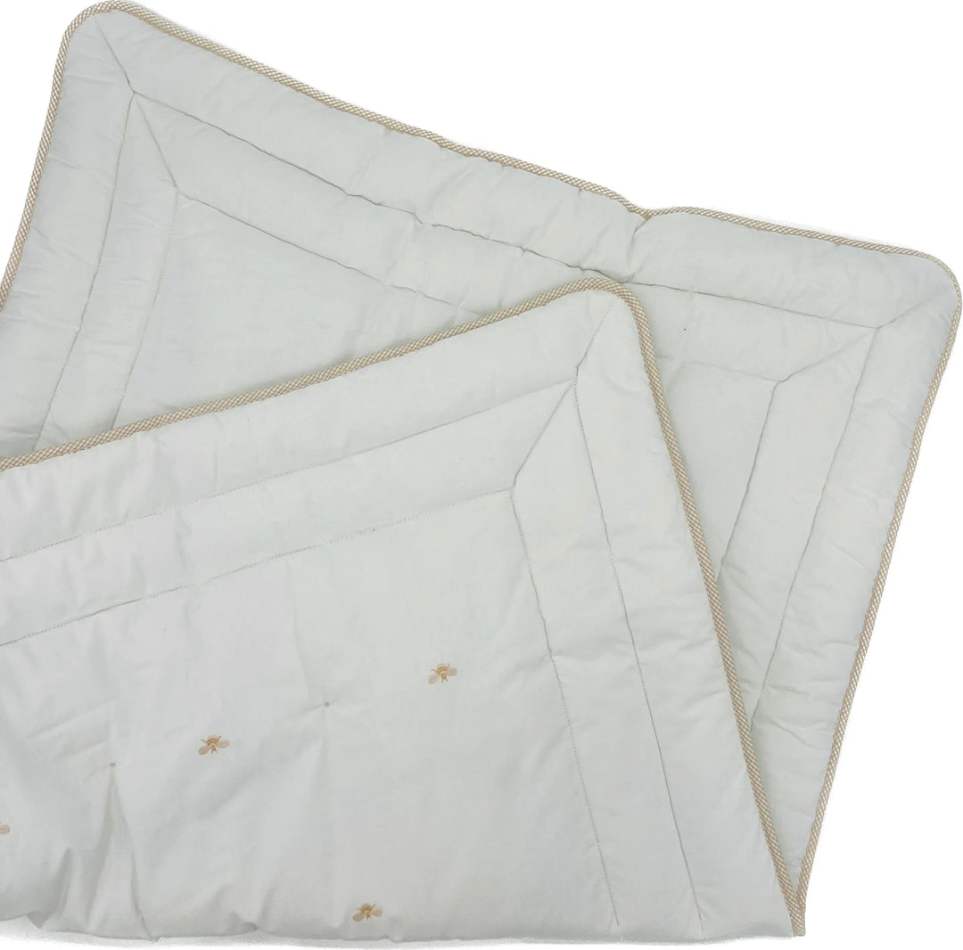 Blue Almonds Ltd Cotbed quilt "baby bees" beige Gordonsbury