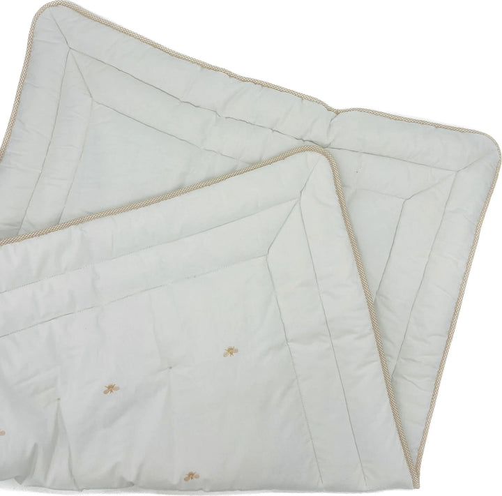 Blue Almonds Ltd Cotbed quilt "baby bees" beige Gordonsbury