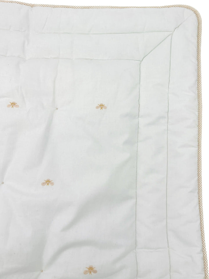 Blue Almonds Ltd Cotbed quilt "baby bees" beige Gordonsbury