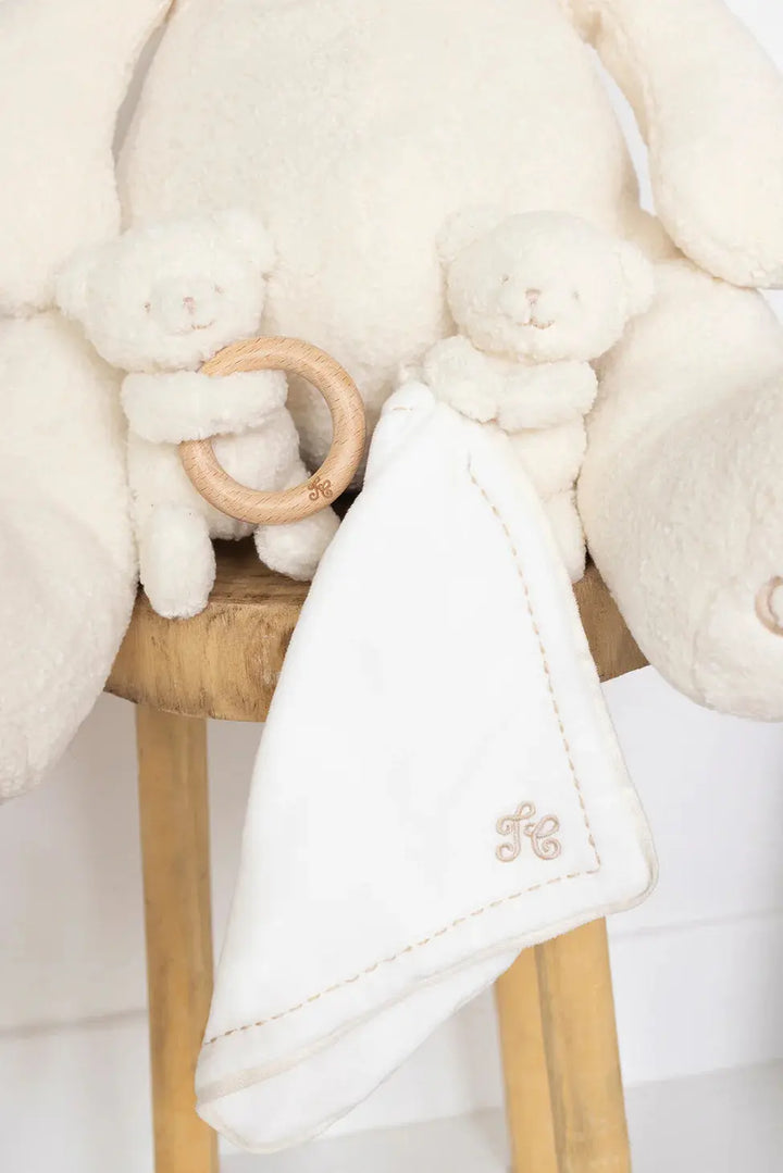 Blue Almonds Ltd Rattle bear ivory Theophile & Patachou