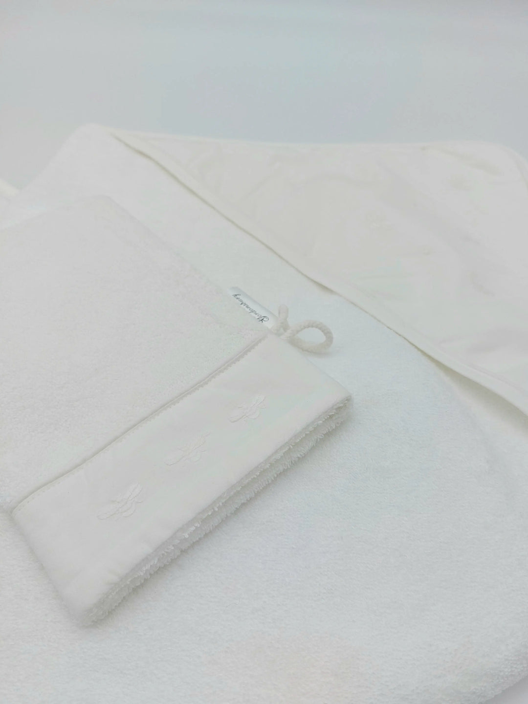 Blue Almonds Ltd Hooded towel & mitt "baby bees" white Gordonsbury