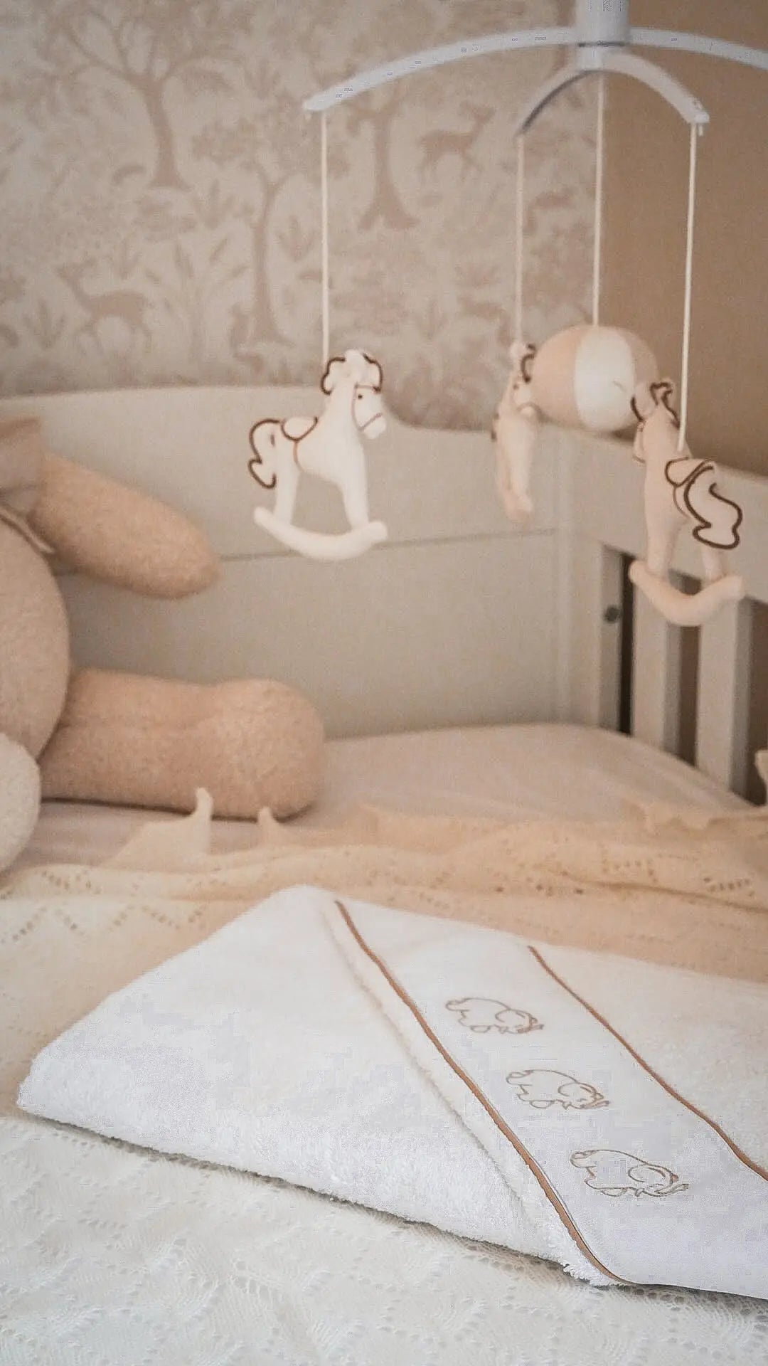 Blue Almonds Ltd Hooded towel elephants beige* Ferrari Mariella