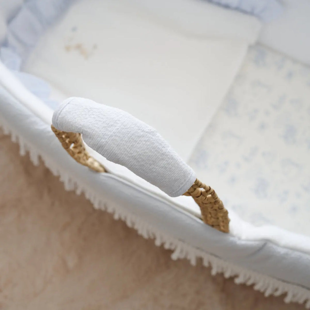 Blue Almonds Ltd Wicker Moises + Cover pompom Theophile & Patachou