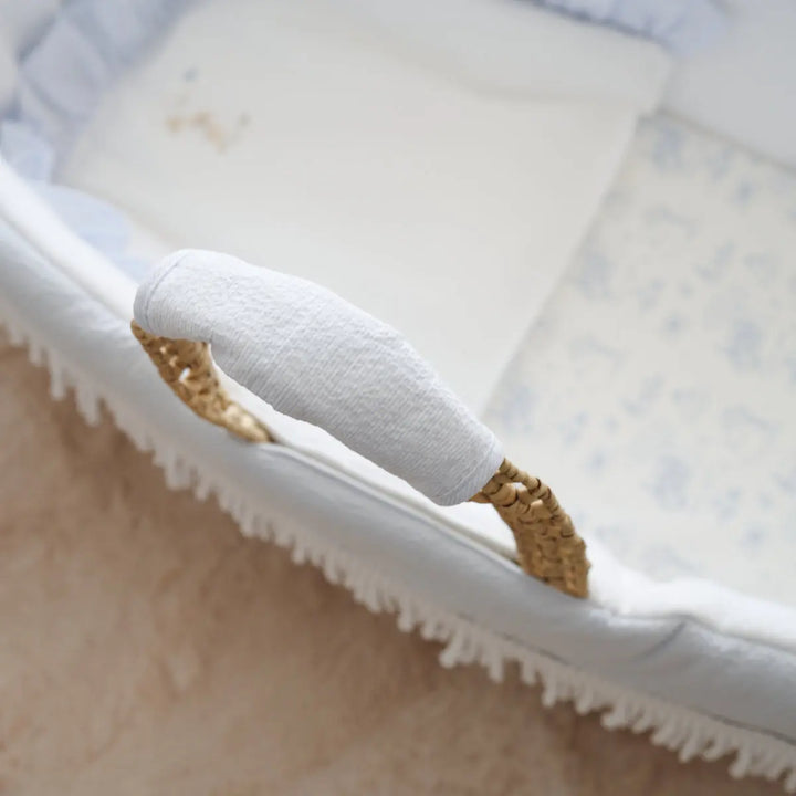 Blue Almonds Ltd Wicker Moises + Cover pompom Theophile & Patachou