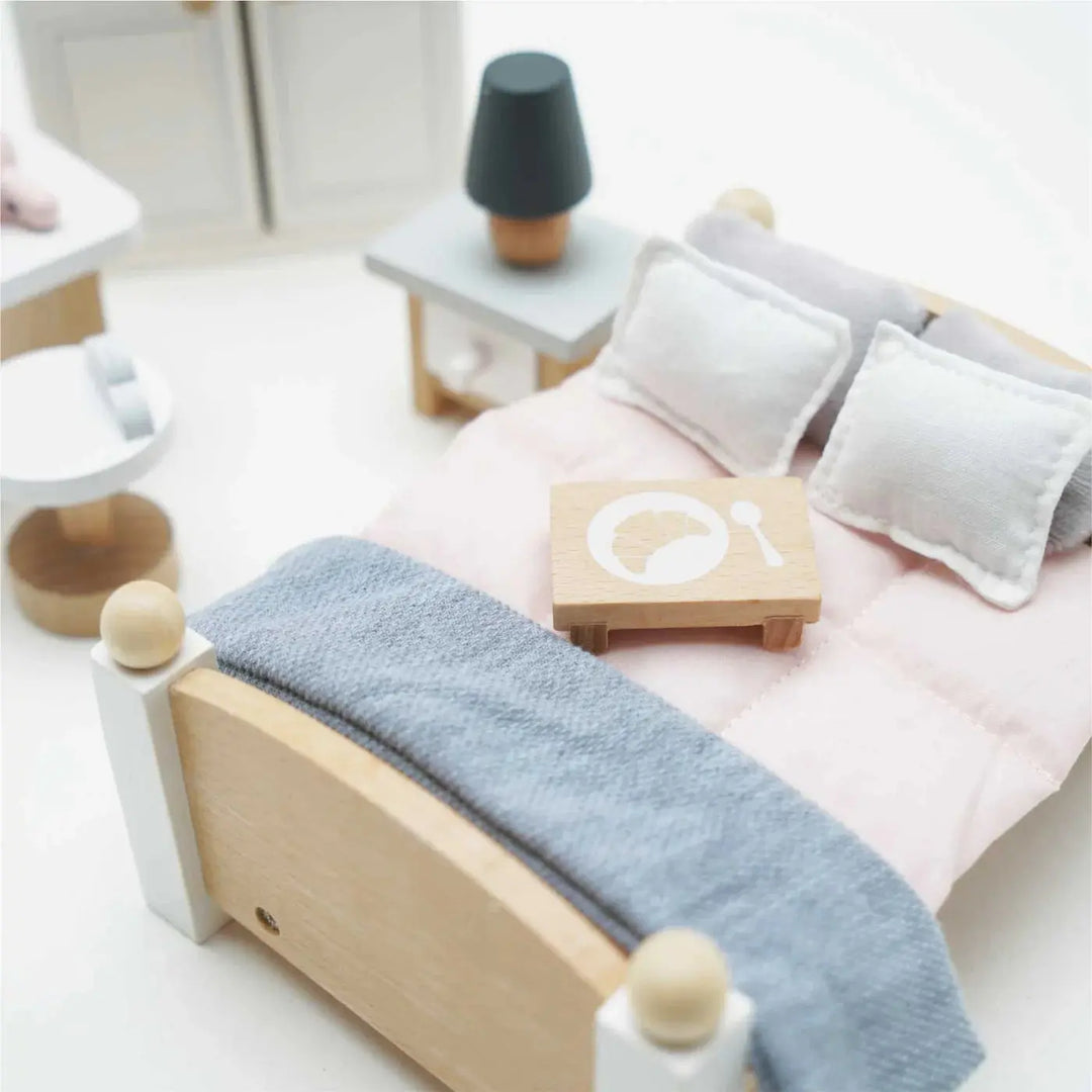 Blue Almonds Ltd Doll House Bedroom Le Toy Van
