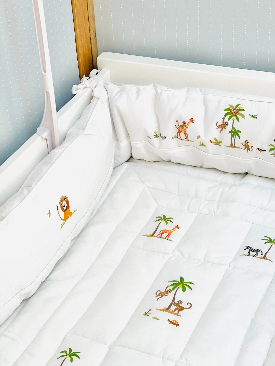 Cotbed half bumper "safari" white-Bumpers & quilts-Gordonsbury-Blue Almonds-London-South Kensington