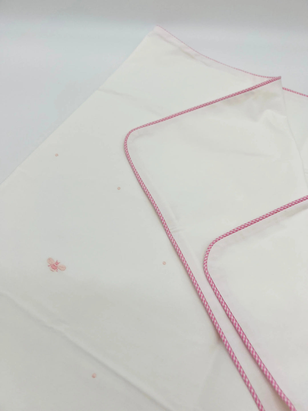 Cotbed duvet cover "baby bees" pink-Towels & bedlinen-Gordonsbury-Blue Almonds-London-South Kensington